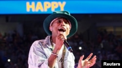 Pharrell Williams ທີ່ຂັບຮ້ອງເພງ "Happy" ໃນງານມອບ
ລາງວັນການ ສຶກສາປະຈຳປີ ຂອງບໍລິສັດ Walmart ທີ່ Fayetteville, Arkansas, 6 ມິຖຸນາ, 2014.