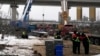 Agentes de policía vigilan el lugar donde se produjo un choque entre dos trenes de metro, en el oeste de Beijing, el 15 de diciembre de 2023.