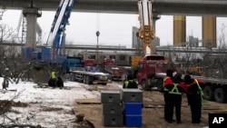 Agentes de policía vigilan el lugar donde se produjo un choque entre dos trenes de metro, en el oeste de Beijing, el 15 de diciembre de 2023.