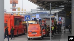 Al aeropuerto se desplazaron efectivos de emergencias y bomberos.