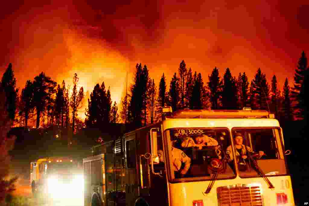 미국 캘리포니아 북부 플러머스 국유림에서 발생한 산불을 진압하기 위해 소방대가 출동했다. 