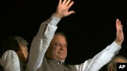 Former Prime Minister and leader of the Pakistan Muslim League-N party Nawaz Sharif waves to his supporters at a party office in Lahore, May 11, 2013. 