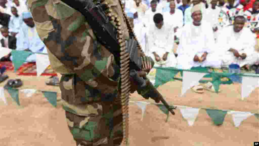 'Yan Najeriya dake arewa maso gashin kasar, mahaifar kungiyar Islama mai tsatsauran ra'ayi sun yi bikin karamar sallah ranar Alhamis da addu'o'i cikin murna da annashuwa da gaisuwar bangirma da jama'a fiye da 10,000 suka kaiwa Shehun Borno a fadarsa. 