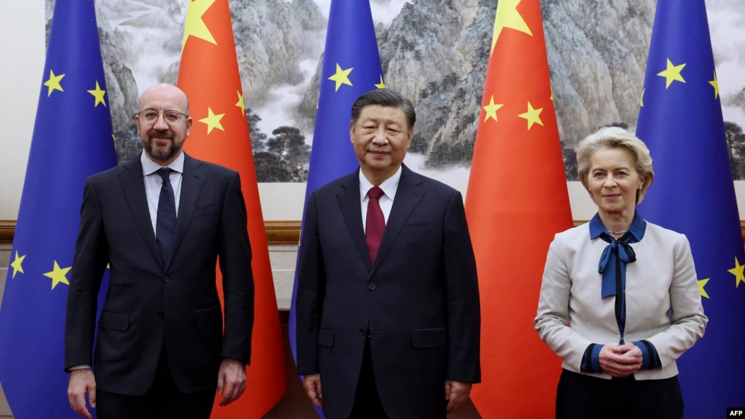 2023年12月7日，歐盟委員會主席烏爾蘇拉·馮德萊恩（Ursula von der Leyen，右）和歐洲理事會主席夏爾·米歇爾（Charles Michel）在北京與中國國家主席習近平舉行會晤。（歐洲理事會照片）