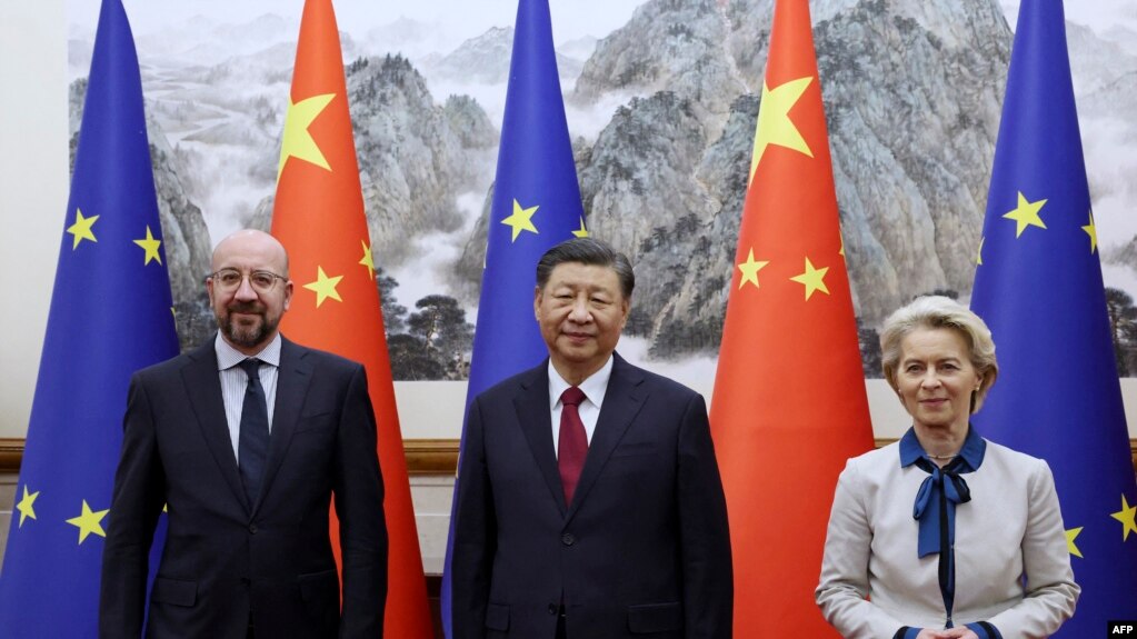 欧盟委员会主席乌尔苏拉·冯德莱恩（Ursula von der Leyen，右）和欧洲理事会主席夏尔·米歇尔（Charles Michel）周四（12月7日）于北京与中国国家主席习近平进行会晤。（欧洲理事会照片）
