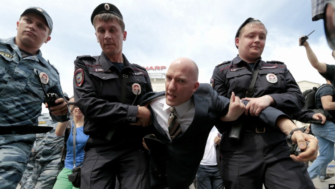 Polisi menahan aktivis gay ternama Yuri Gavrikov dalam sebuah kampanye hak-hak kelompok gay di dekat Balai Kota Moskow (25/5). (AP/Ivan Sekretarev)
