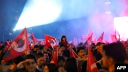 Сторонники РНП празднуют победу. Стамбул, 31 марта 2024 г. 