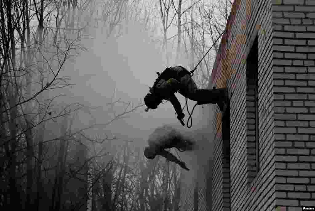 Members of the Grom (Thunder) special forces unit under Russia&#39;s Interior Ministry take part in a drill in Moscow Region, Russia.