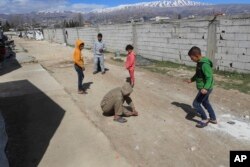 Anak-anak Suriah bermain di luar kamp pengungsi di Lembah Bekaa, Lebanon (foto: dok).