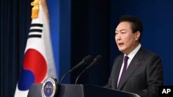 Presiden Korea Selatan Yoon Suk Yeol menyampaikan pidato Tahun Baru di kantor kepresidenan di Seoul, Korea Selatan, Minggu, 1 Januari 2023. (Kantor Kepresidenan Korea Selatan via AP )