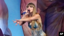 ARCHIVO - Taylor Swift se presenta durante su gira "The Eras Tour", el lunes 7 de agosto de 2023, en el estadio SoFi de Los Ángeles.