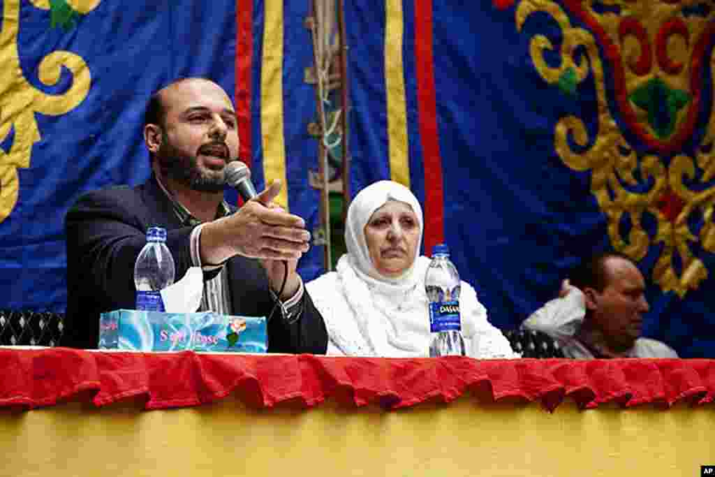 The Brotherhood's Freedom and Justice Party candidate Amr Zaki, an Egyptian businessman expounding a moderate pragmatism, speaks at the campaign, Cairo, November 26, 2011. (VOA - Y. Weeks)