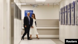 Дональд Трамп и Первая леди во время посещения больницы в штате Флорида 