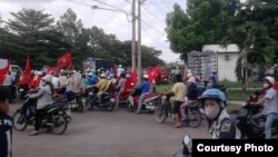 Para aktivis Vietnam melakukan protes di provinsi Dong Nai (foto: dok). Tiga aktivis Dong Nai dijatuhi hukuman atas dakwaan subversif.