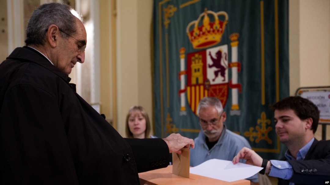 Cử tri Tây Ban Nha đi bỏ phiếu tại Madrid, ngày 20/12/2015.