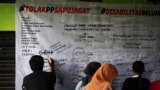 Penyandang Disabilitas di Yogyakarta menyuarakan aspirasi terkait tindak lanjut UU 8 Th 2016 (VOA/Nurhadi Sucahyo)