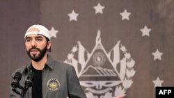 El presidente Nayib Bukele ofrece una conferencia de prensa en un hotel en San Salvador, el 28 de febrero de 2021.