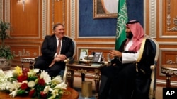 Госсекретарь США Майк Помпео на переговорах с наследным принцем Саудовской Аравии Мухаммедом бин Салманом