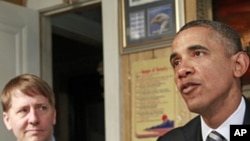 President Barack Obama (r), accompanied by Richard Cordray, the head of the new Consumer Financial Protection Bureau, in Cleveland, Ohio, Jan. 4, 2012.