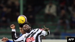 Le défenseur de l'Inter Milan Nicolas Burdisso rivalise avec le milieu de terrain de l'Udinese Christian Obodo lors de leur match de football italien série A au stade San Siro de Milan, 28 février 2007.