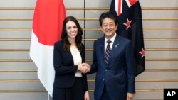 아베 신조 일본 총리와 저신다 아던 뉴질랜드 총리가 19일 도쿄에서 정상회담을 했다.