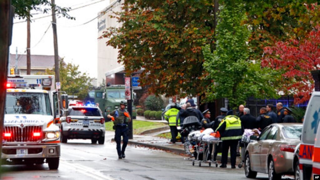 Полиция рядом с синагогой «Л'Симха», Питтсбург, 27 октября 2018 года