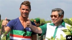 Bintang sepakbola Cristiano Ronaldo bersama Presiden Susilo Bambang Yudhoyono dalam acara penanaman hutan bakau di Tanjung Benoa, Bali. (AP/Firdia Lisnawati)