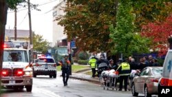 Полиция рядом с синагогой «Л'Симха», Питтсбург, 27 октября 2018 года