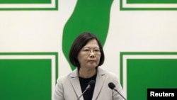 Tokoh oposisi utama Taiwan, ketua Partai Progresif Demokratik (DPP) Tsai Ing-wen berpidato di Taipei, Taiwan (4/11). (Reuters/Pichi Chuang)