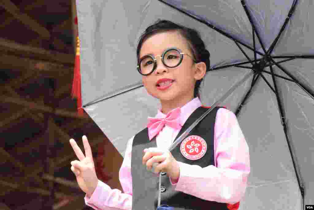 小女孩扮演首次奪得世界卓球冠軍的香港卓球女將吳安儀。(美國之音記者湯惠芸拍攝)