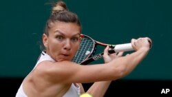 "La familia es demasiado importante para mí y no puedo arriesgar no poder tener una después de que termine mi carrera en el tenis", escribió Halep en Facebook.