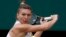 "La familia es demasiado importante para mí y no puedo arriesgar no poder tener una después de que termine mi carrera en el tenis", escribió Halep en Facebook.