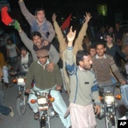 Protests in Multan, Pakistan, over the murder of Pakistan's Punjab province's governor Salman Taseer, 05 Jan 2011.