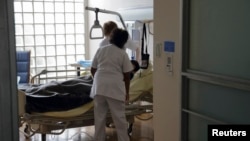 Paris yakınlarındaki Villejuif'te bulunan Paul-Brousse Hastanesi'nin palyatif bakım ünitesinde hemşireler bir hastaya bakım sağlıyor- 4 Mart 2015