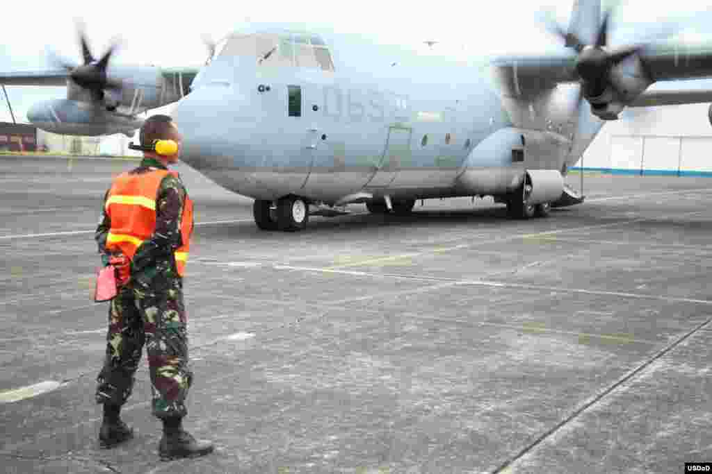 美菲年2013年9月，美國海軍陸戰隊隊員乘運輸機抵達菲律賓。