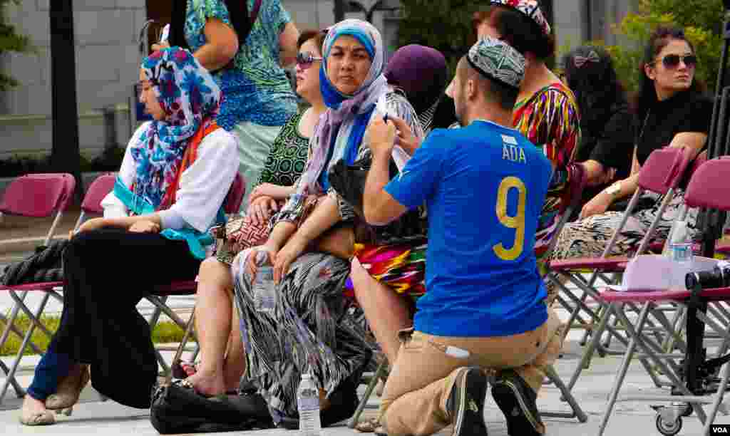 Vashingtonda Uyg&#39;ur madaniy festivali. Tadbirdan so&#39;ng jamoa Xitoy elchixonasi qarshisida norozilik namoyishi o&#39;tkazdi, Vashington, 3-avgust, 2014-yil. Odil Ruzaliev surati