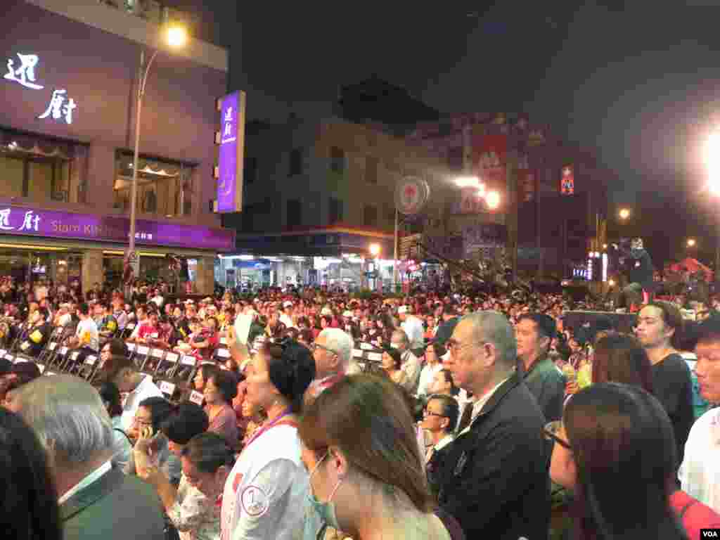 音乐会还没开始，现场街道上已挤满人群 (美国之音许波拍摄)