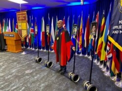 Dekan Fakultas Manajemen Global Thunderbird di Universitas Arizona, Sanjeev Khagram, berlatih upacara wisuda menggunakan robot telekonferensi karena wabah virus corona (Covid-19) di Phoenix, Arizona, 30 April 2020. (Foto: Reuters)