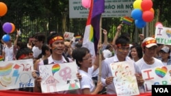 Participants wave rainbow flags during Vietnam’s first Gay Pride parade, Hanoi, August 5, 2012. (Marianne Brown/VOA)