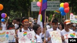 Peserta parade anti-diskriminasi terhadap kelompok gay, atau Gay Pride, yang pertama kali diadakan di Hanoi. (Foto: VOA)