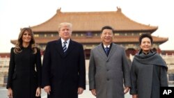 President Donald Trump, center left, first lady Melania Trump, left, Chinese President Xi Jinping, center right, and his wife Peng Liyuan, right, stand together as they tour the Forbidden City, Wednesday, Nov. 8, 2017, in Beijing, China. (AP Photo/Andrew Harnik)