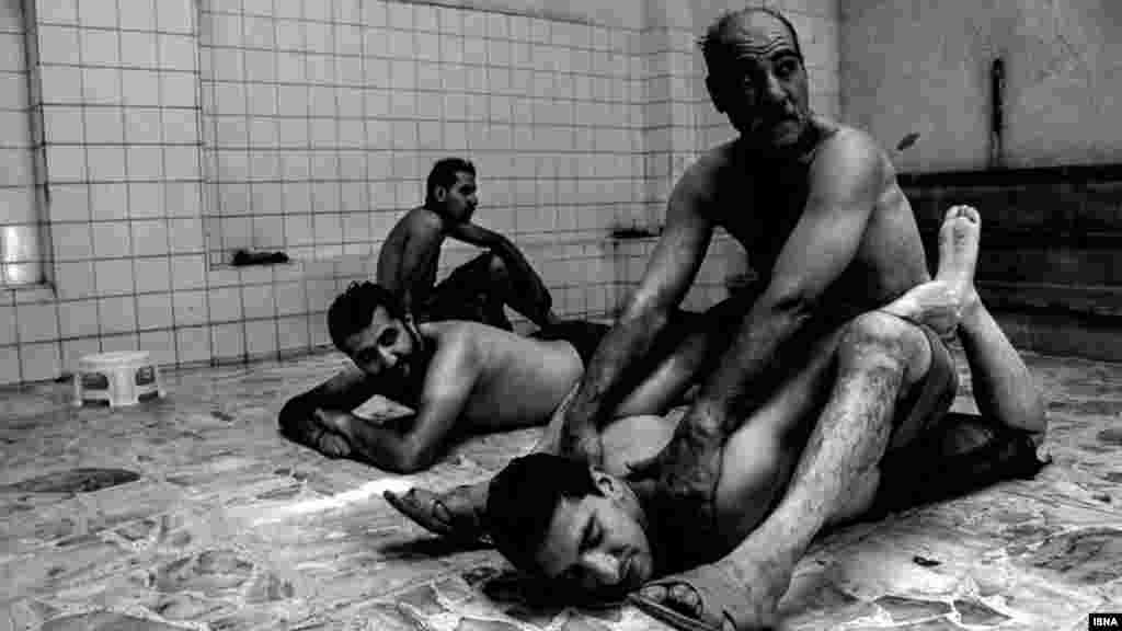 دلاکی در حمام&zwnj;های عمومی سنتی ایران از شغل&zwnj;هایی است که تقریبا به تاریخ پیوسته است. ​عکس: فرزاد خبوشانی - ایسنا
