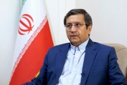 Mantan kepala Bank Sentral Iran Abdolnasser Hemmati, kandidat dalam pemilihan presiden Iran mendatang, dalam wawancara dengan The Associated Press di kantornya di Teheran, Iran, Rabu, 9 Juni 2021. (AP)