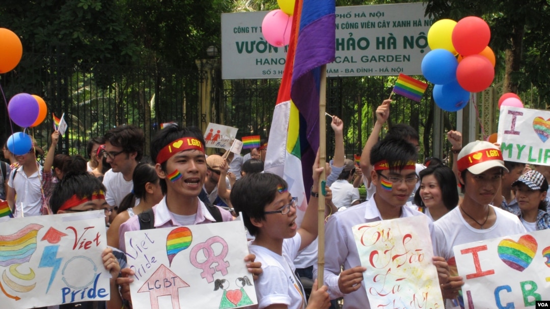 Peserta parade anti-diskriminasi terhadap kelompok gay, atau Gay Pride, yang pertama kali diadakan di Hanoi. (Foto: VOA)
