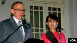 သြစတြေးလျနိုင်ငံခြားရေးဝန်ကြီး Bob Carr နဲ့ NLD ဥက္ကဌ ပြည်သူ့လွှတ်တော်ကိုယ်စားလှယ် ဒေါ်အောင်ဆန်းစုကြည်တို့ ရန်ကုန်မှာ တွေ့ဆုံစဉ် (ဇွန် ၂၀၁၂)