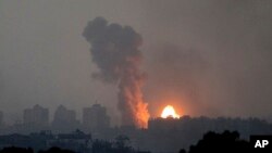 Asap membubung dari Jalur Gaza menyusul serangan udara Israel, Sabtu, 28 Oktober 2023. (Foto: Ilan Assayag/AP Photo)