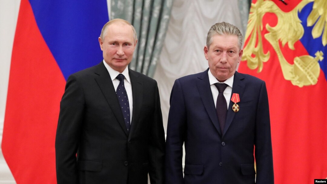 El presidente ruso Vladimir Putin (i) y el presidente de la junta directiva de la compañía petrolera Lukoil, Ravil Maganov durante una ceremonia de premiación en el Kremlin en Moscú el 21 de noviembre de 2019. - (Foto de Mikhail KLIMENTYEV / SPUTNIK / AFP)