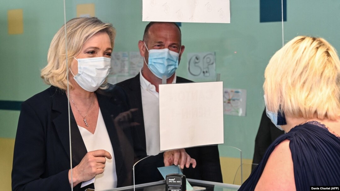 Marine Le Pen, politisi sayap kanan Perancis, memasukkan surat suara di tempat pemungutan suara di Henin-Beaumont, utara Perancis, dalam putaran pertama pilkada Perancis, Sabtu, 20 Juni 2021. (Foto: DENIS CHARLET / AFP)