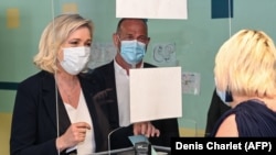 Marine Le Pen, politisi sayap kanan Perancis, memasukkan surat suara di tempat pemungutan suara di Henin-Beaumont, utara Perancis, dalam putaran pertama pilkada Perancis, Sabtu, 20 Juni 2021. (Foto: DENIS CHARLET / AFP)