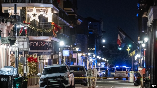 Miembros de la Guardia Nacional vigilan una sección bloqueada del Barrio Francés, después de que al menos 15 personas murieran durante un ataque temprano en la mañana del 1 de enero de 2025 en Nueva Orleans, Luisiana.